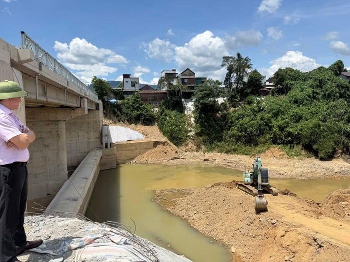 Dự án Hồ sinh thái đập dâng Khe Ruồi (giai đoạn 1) được thi công sát nhà dân.