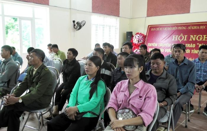 Tại buổi tuyên truyền, người dân được phổ biến các nội dung: 3 văn kiện pháp lý về biên giới trên đất liền Việt Nam - Trung Quốc, Luật Biên giới quốc gia, Luật Hôn nhân và Gia đình; phòng chống bạo lực gia đình và các tệ nạn xã hội. Ảnh: Trung Dũng