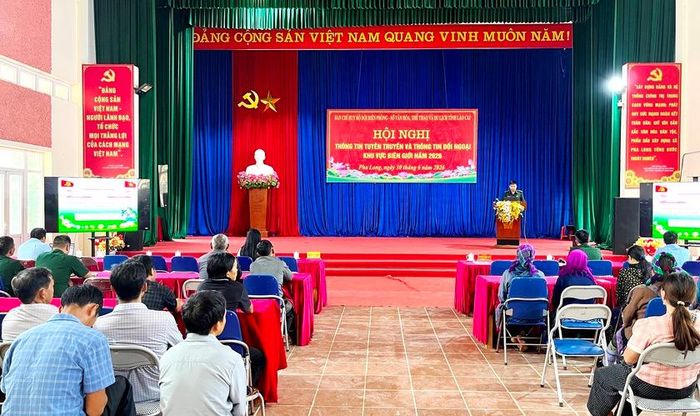 Quang cảnh buổi tuyên truyền "Bình dân học vụ số" tại xã biên giới Pha Long. Ảnh: Trung Dũng