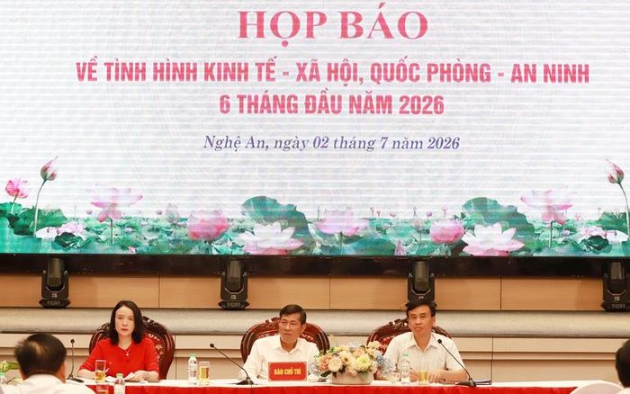 Ông Thái Văn Thành - Phó Chủ tịch Ủy ban nhân dân tỉnh Nghệ An và Giám đốc, Phó Giám đốc Sở Văn hóa Thể thao, Du lịch tỉnh Nghệ An chủ trì buổi họp báo. Ảnh: Quốc Huy