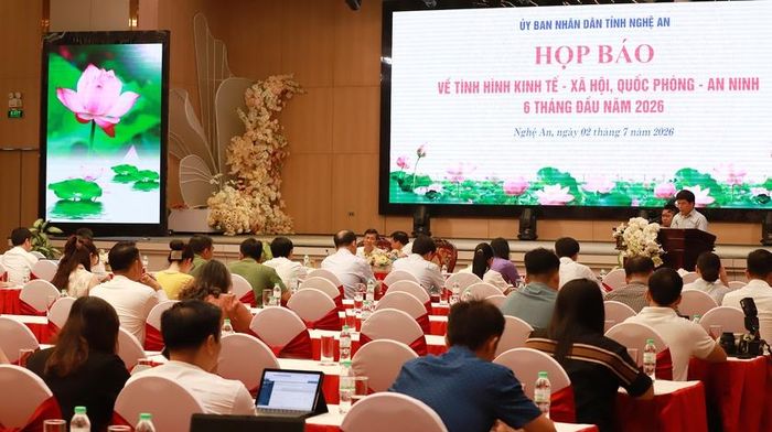 Quang cảnh buổi họp báo 6 tháng đầu năm 2026 ở Nghệ An. Ảnh: Quốc Huy