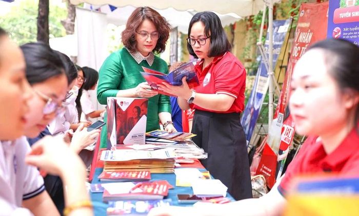 Tư vấn hướng nghiệp 2026 giúp các em học sinh có thêm kiến thức, kỹ năng chọn ngành, chọn trường, đặt nguyện vọng phù hợp. Ảnh: Trường Trung học Phổ thông Yên Hòa