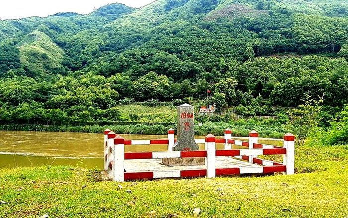 Cột mốc biên giới mang số 92 nằm ngay sát mép nước, nơi suối Lũng Pô chảy vào sông Hồng. Ảnh: Linh Vũ