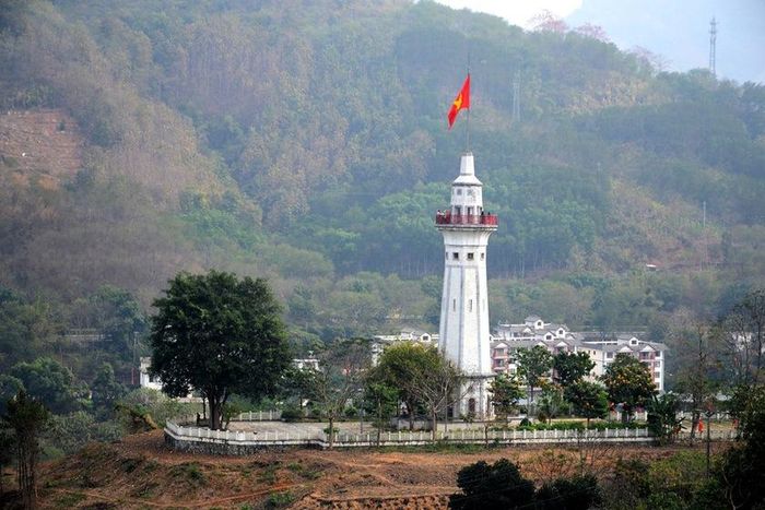 Cột cờ Lũng Pô, nơi "con sông Hồng chảy vào đất Việt", tại thôn Lũng Pô, xã A Mú Sung, tỉnh Lào Cai. Ảnh: Quốc Hồng