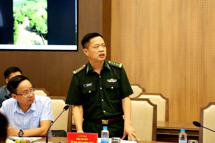 Lãnh đạo Ban Chỉ huy bộ đội Biên phòng tỉnh đề xuất 2 phương án cải tạo, nâng cấp cột cờ biên giới Lũng Pô. Ảnh: Linh Vũ