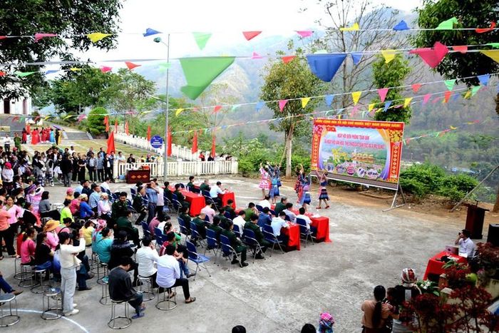 Ngày hội Biên phòng toàn dân xã A Mú Sung ngay tại khuôn viên cột cờ Lũng Pô. Ảnh: Quốc Hồng
