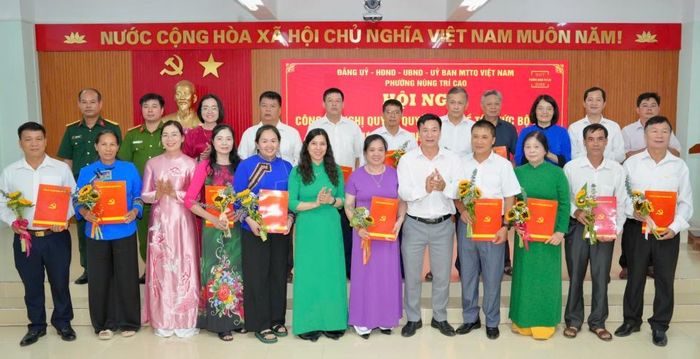 Lãnh đạo phường Nùng Trí Cao trao quyết định thành lập 14 Chi bộ Tổ dân phố mới.