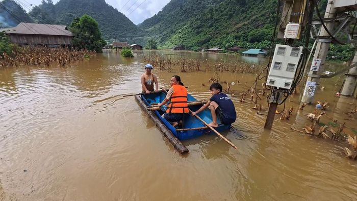 Người dân xóm Ngọc Sỹ, xã Cần Yên sử dụng thuyền di chuyển trong khu vực ngập sâu do lũ sau mưa lớn.