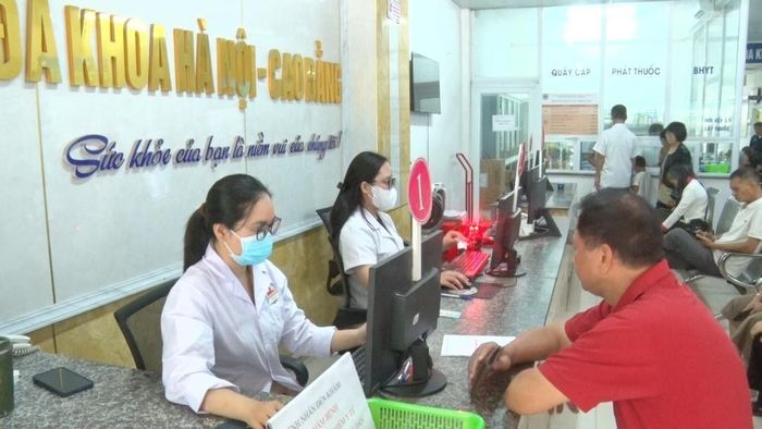 Nhân viên Bệnh viện Đa khoa Hà Nội - Cao Bằng làm thủ tục thanh toán chế độ bảo hiểm y tế cho bệnh nhân sau khi ra viện