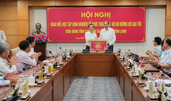 Lãnh đạo UBND tỉnh Vĩnh Long tặng quà lưu niệm UBND tỉnh.