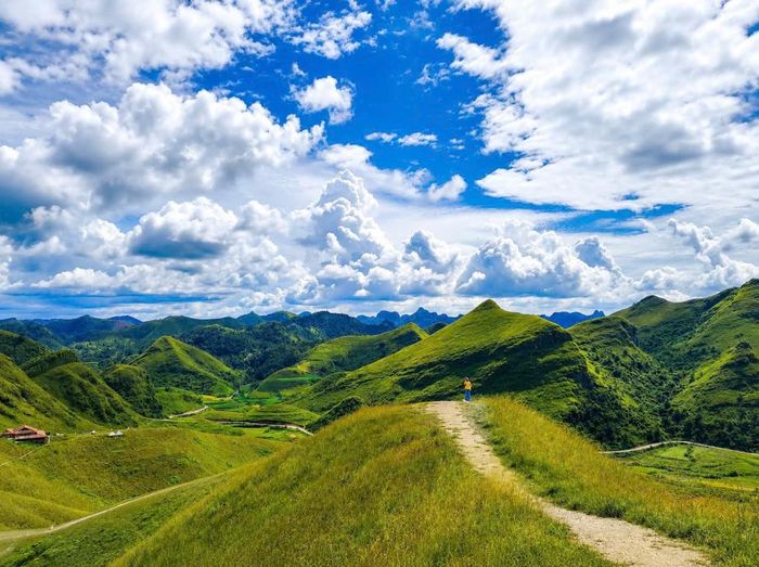 Du khách cần theo dõi thông tin thời tiết, lựa chọn điểm đến an toàn và điều chỉnh lịch trình phù hợp trong thời điểm mưa lũ.