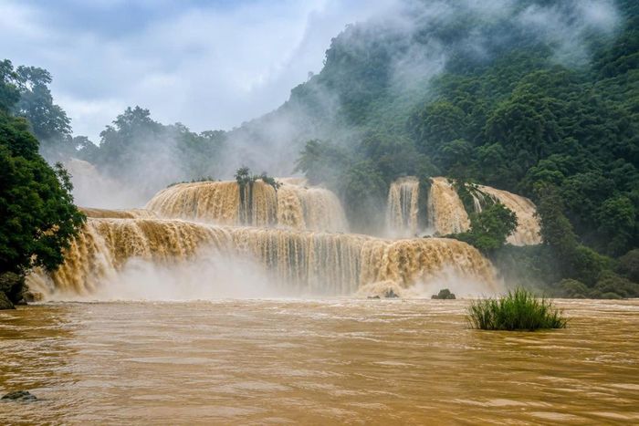 Thác Bản Giốc sau những ngày mưa lớn, nước dâng cao và đổi màu do ảnh hưởng của lượng nước từ thượng nguồn.