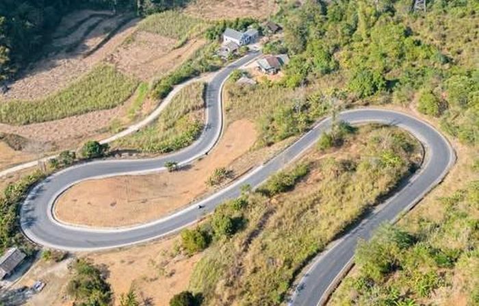 Những khúc cua tay áo của đèo Khau Chỉa hiện lên như dải lụa vắt ngang lưng núi tạo nên vẻ đẹp vừa hùng vĩ, vừa thơ mộng.