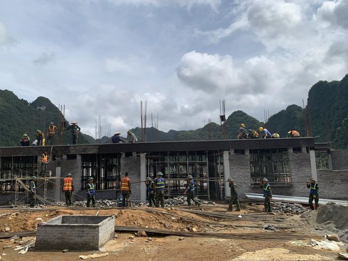 Trong không khí công trường lao động khẩn trương, sôi nổi, những người lính Cụ Hồ luôn nêu cao tinh thần trách nhiệm, hăng hái thi đua lao động, khắc phục khó khăn, hoàn thành tốt mọi nhiệm vụ được giao.
