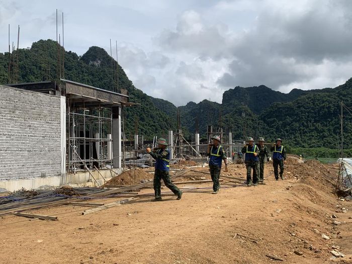 Trong điều kiện thời tiết khá khắc nghiệt, cán bộ, chiến sĩ Trung đoàn 2, Sư đoàn 3, Quân khu 1 tham gia vận chuyển vật liệu xây dựng phục vụ thi công công trình.