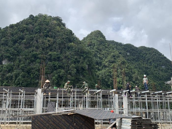 Cùng với nhà thầu, cán bộ, chiến sĩ Trung đoàn 2, Sư đoàn 3, Quân khu 1 thi công phần xây thô công trình, bảo đảm đúng tiến độ, chất lượng và an toàn tuyệt đối.