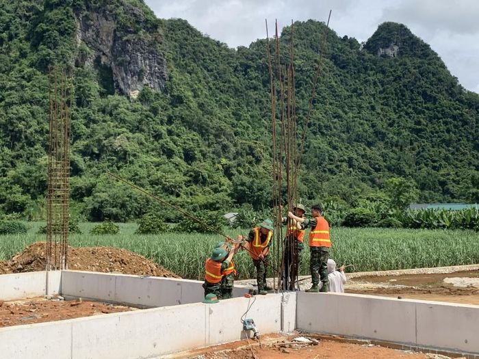 Cán bộ, chiến sĩ Trung đoàn 2, Sư đoàn 3, Quân khu 1 hỗ trợ thi công móng nhà lớp học.