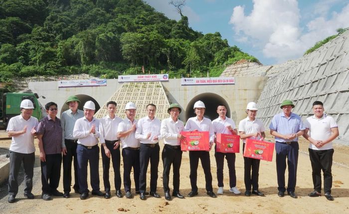 Lãnh đạo 2 tỉnh: Cao Bằng, Vĩnh Long tặng quà đơn vị thi công Dự án đầu tư xây dựng tuyến đường bộ cao tốc Đồng Đăng - Trà Lĩnh.