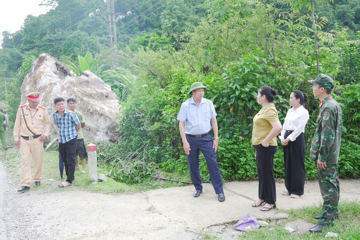 Phó Chủ tịch UBND tỉnh Hoàng Văn Thạch kiểm tra công tác khắc phục sạt lở trên Quốc lộ 34B.