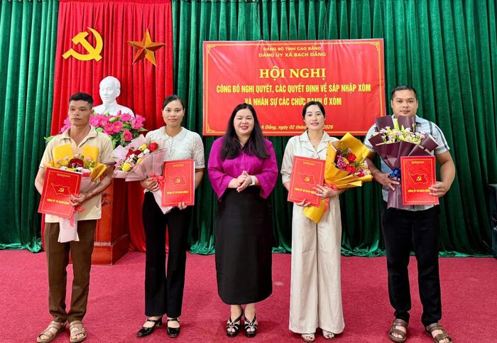 Lãnh đạo xã Bạch Đằng Dương Thủy Tiên trao quyết định cho bí thư chi bộ 4 xóm mới tại hội nghị. if(window.ads_zones == undefined) window.ads_zones = []; window.ads_zones.push('2fc0507105458f6a8e7247d0d4857015') 
