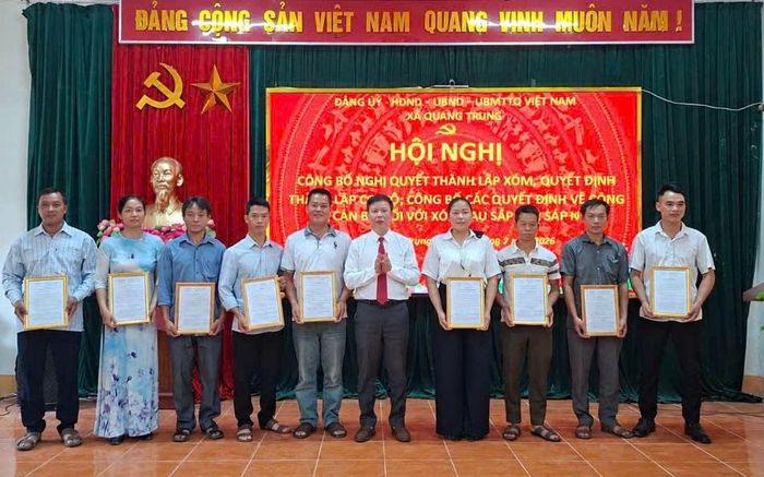 Lãnh đạo Đảng ủy xã Quang Trung trao quyết định thành lập chi bộ mới cho bí thư chi bộ các xóm.