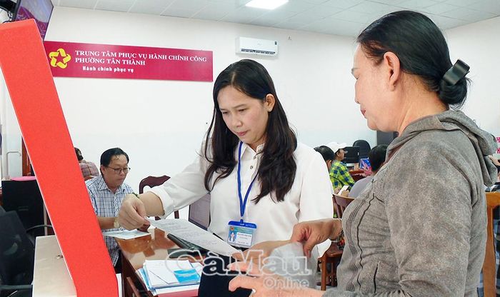 Bà Nguyễn Thị Tâm, Giám đốc Trung tâm Phục vụ hành chính công phường Tân Thành, hướng dẫn người dân thực hiện thủ tục hành chính.