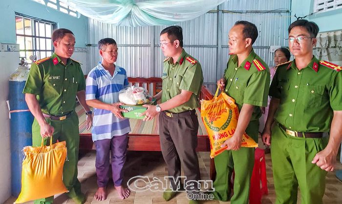 Công an xã Phước Long tìm hiểu hoàn cảnh và đỡ đầu hộ ông Danh Kha vượt qua bệnh tật, vươn lên trong cuộc sống.