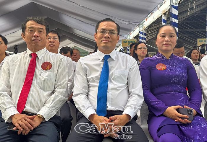 Phó Chủ tịch UBND tỉnh Ngô Vũ Thăng (giữa) và bà Nguyễn Thu Tư, Giám đốc Sở Dân tộc và Tôn giáo tại lễ tuyên phong Chân phước Phanxicô Xaviê Trương Bửu Diệp.
