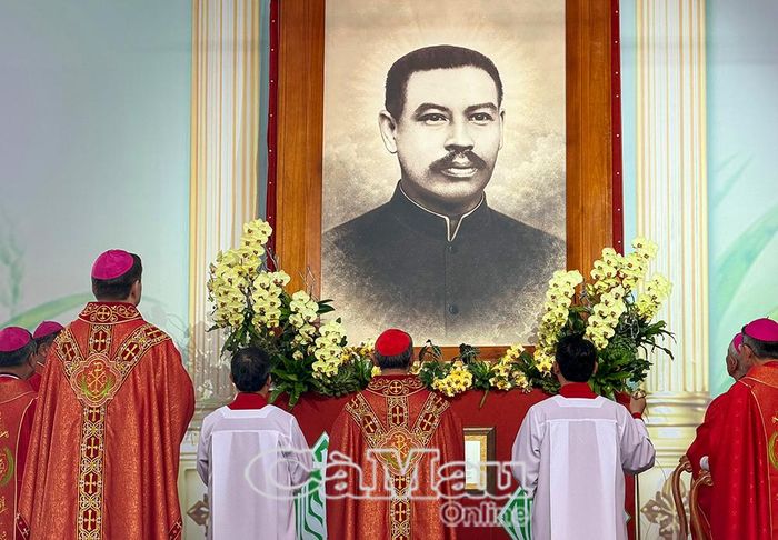 Chân dung Linh mục Phanxicô Xaviê Trương Bửu Diệp được đặt trang trọng trên sân khấu diễn ra.