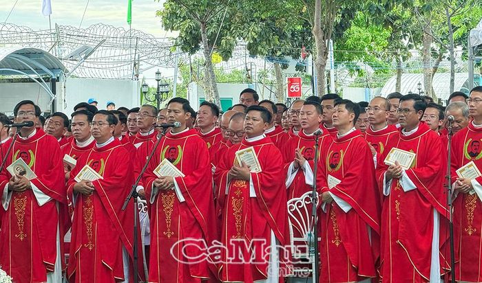 Dàn hát Thánh ca mặc đồng phục chỉn chu.
