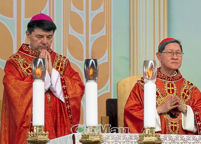 Lễ tuyên phong do Đức Hồng y Luis Antonio GokimTagle (bên phải), đại diện Đức Thánh Cha, chủ trì theo ủy nhiệm của Tòa Thánh, đánh dấu cột mốc đặc biệt đối với đời sống Công giáo trong nước.