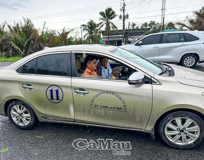 Các sát hạch viên thuộc Phòng Cảnh sát giao thông kiểm tra thông tin học viên trước khi vào phần thi sát hạch thực hành lái xe trong hình.