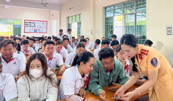 Cán bộ cảnh sát giao thông, Công an tỉnh Cà Mau hướng dẫn, trao đổi thông tin với các học viên lái xe.