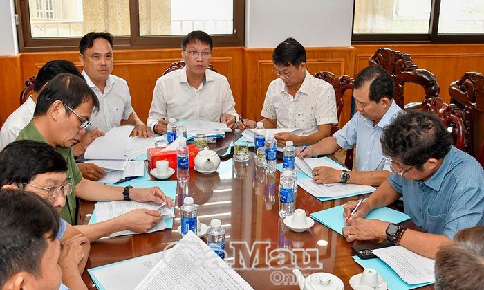 Thành viên Ban giám khảo báo cáo tiến độ thực hiện nội dung công việc được giao.