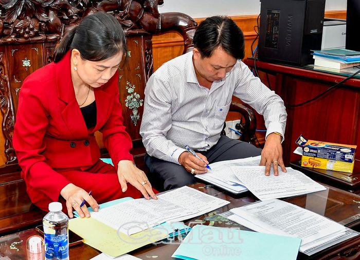 Tổ thư ký tập trung rà soát, đối chiếu và tổng hợp dữ liệu các tác phẩm bảo đảm tính chính xác, khách quan.