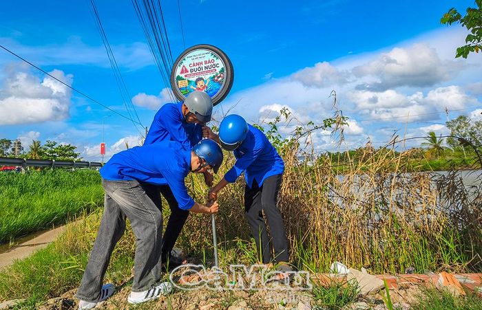 Biển cảnh báo được lắp đặt cạnh những ao, hồ, sông nguy hiểm để cảnh báo các em.