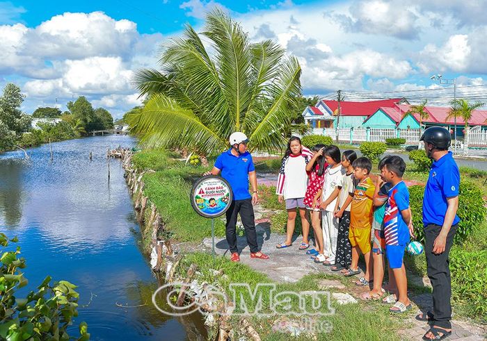 Xã đoàn Hồ Thị Kỷ kết hợp tuyên truyền phòng chống đuối nước tại các nơi lắp đặt biển cảnh báo.