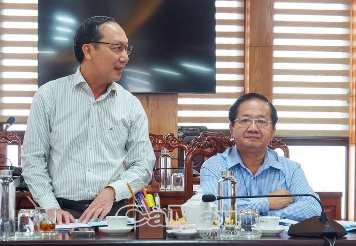  Đồng chí Phan Hoàng Vũ, Phó Chủ tịch HĐND tỉnh, đóng góp ý kiến đối với các dự thảo.