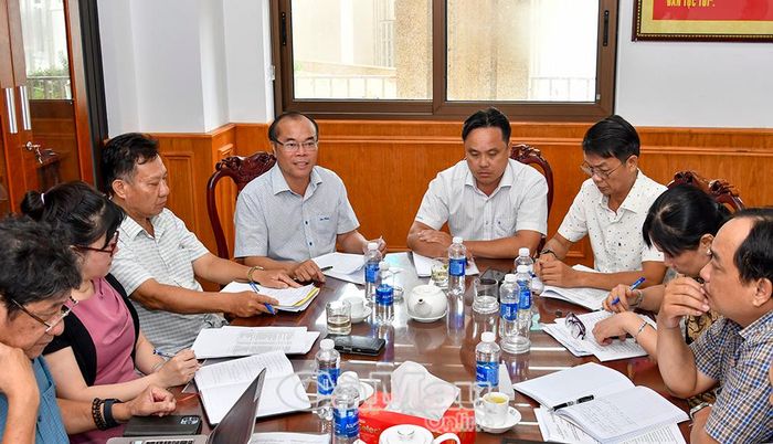 Đồng chí Lâm Hồ Sỹ (thứ tư từ trái sang), Giám đốc Báo và phát thanh, truyền hình Cà Mau, báo cáo ý tưởng, cách thức sản xuất chương trình về các đồng chí nguyên Bí thư Tỉnh ủy qua các thời kỳ.