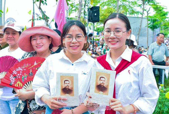 Có mặt tại Cà Mau từ ngày 30/6, chị Trần Thị Nga (quê Hưng Yên, bìa trái) cho biết, đây là dịp để củng cố và nuôi dưỡng đức tin, sống có ích với cộng đồng.