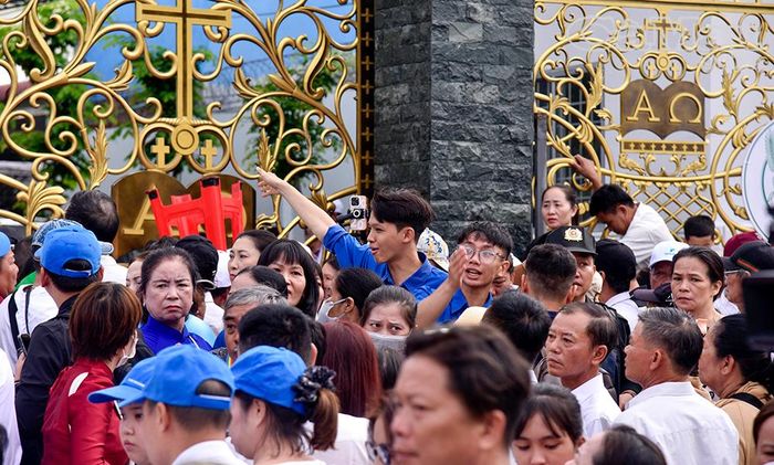 Đoàn viên, thanh niên được tăng cường hỗ trợ, hướng dẫn người dân và du khách tham gia lễ.