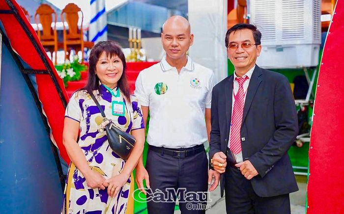 Ca sĩ Phan Đinh Tùng có mặt tại Nhà thờ Tắc Sậy trong ngày diễn ra lễ tuyên phong Chân phước.