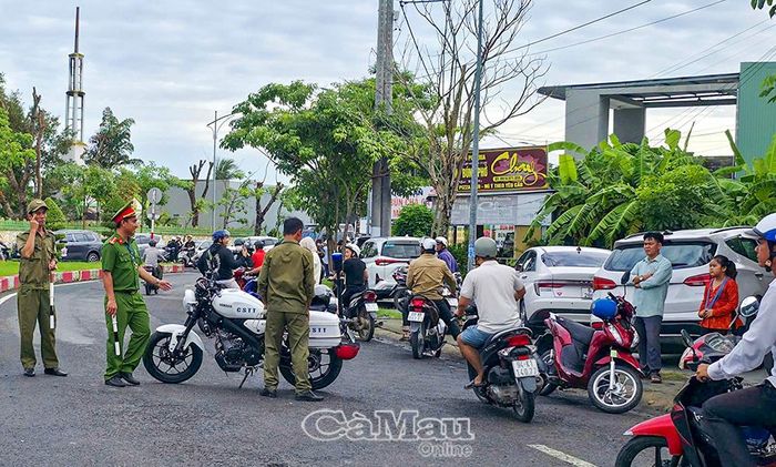 Một chốt kiểm soát, phân luồng giao thông được thiết lập tại vòng xoay thuộc phường Giá Rai.
