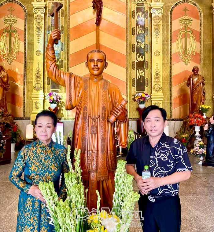 Danh ca Khánh Ly và ca sĩ Quang Thành thăm Nhà thờ Tắc Sậy trước một ngày diễn ra Lễ tuyên phong Chân phước Linh mục Phanxicô Xaviê Trương Bửu Diệp.