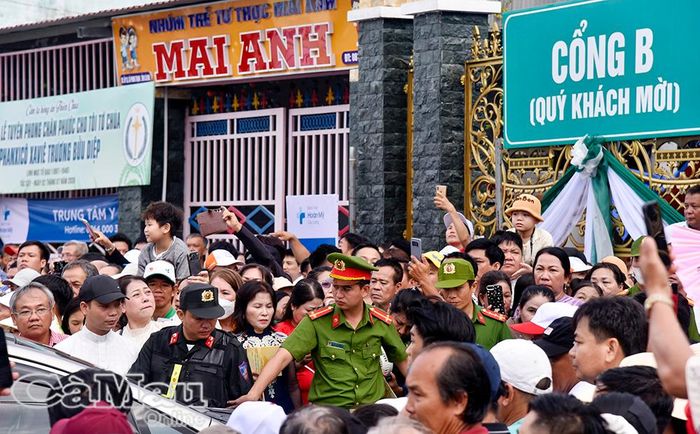 Lực lượng chức năng đảm bảo tình hình an ninh trật tự tại khu vực cổng dành cho khách mời.