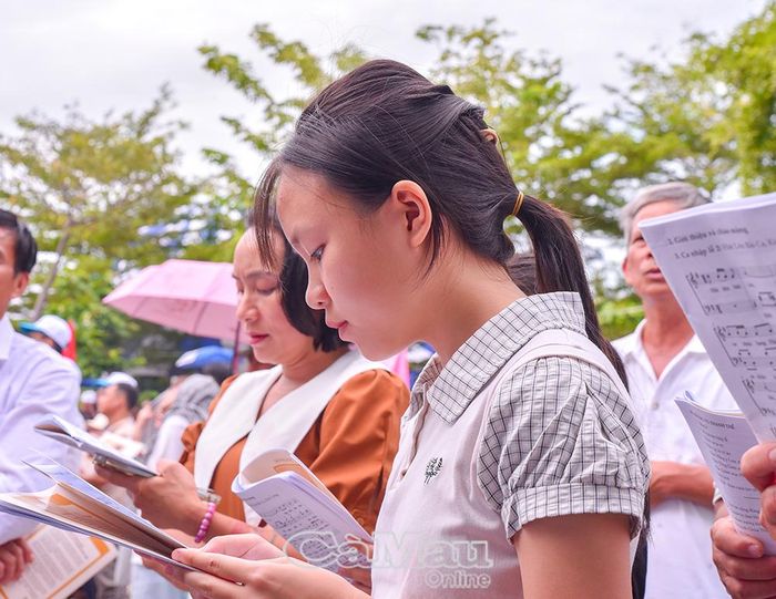 Những khúc thánh ca được hàng chục ngàn tín hữu đồng thanh cất vang trong không khí trang nghiêm của lễ.