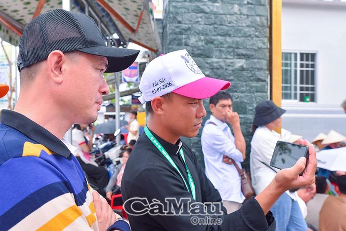 Do không thể vào khu vực lễ đài vì dòng người quá đông, nhiều người theo dõi chương trình qua màn hình LED và các nền tảng phát trực tiếp.