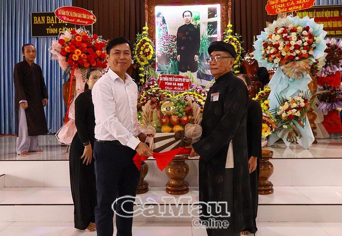 Đại diện Ủy ban MTTQ Việt Nam tỉnh Cà Mau trao quà chúc mừng Ban Đại diện Phật giáo Hòa Hảo tỉnh.