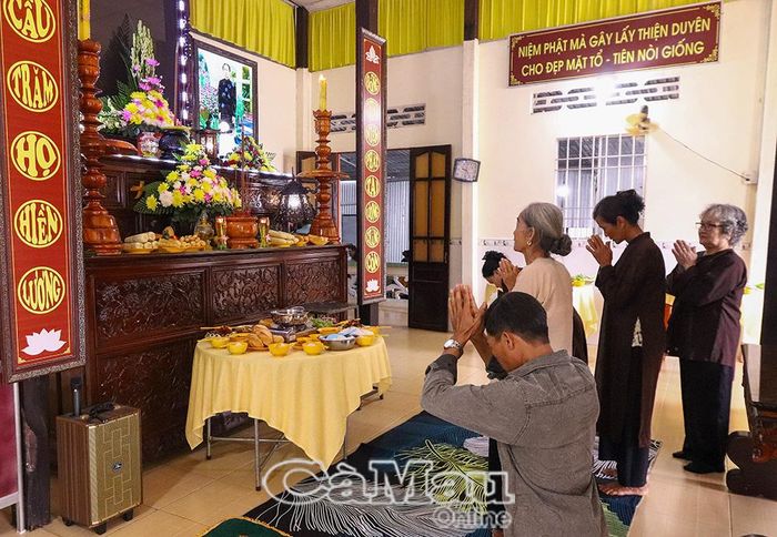 Sau đại lễ, bà con tín đồ Phật giáo Hòa Hảo thắp hương tại chính điện, thành kính tưởng niệm Đức Huỳnh Giáo chủ và cầu nguyện quốc thái dân an, gia đình bình an, mạnh khỏe, hạnh phúc.