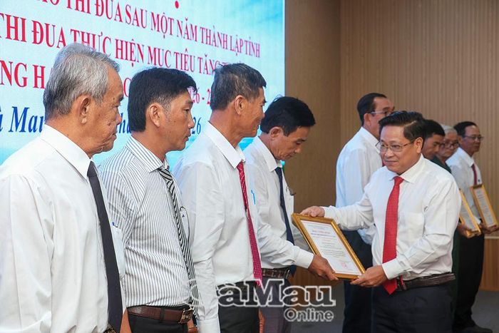 Đồng chí Bùi Tấn Bảy, Ủy viên Ban Thường vụ Tỉnh ủy, Phó Chủ tịch HĐND tỉnh trao bảng tuyên dương cho những người hoạt động không chuyên trách tiêu biểu tại các ấp, khóm.
